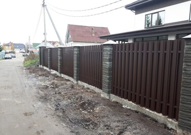 Забор из металлоштакетника с декорированными столбами на ленточном фундаменте
